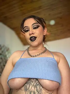 NikkiNix webcam