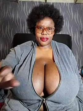 BoobsQueen46K live cam on StripChat