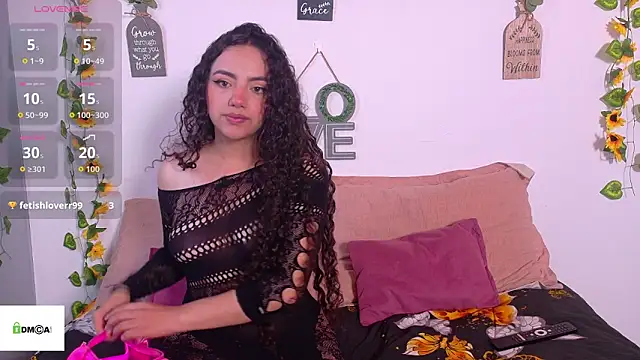 Watch emiily_curly live on EroticFlix - High definition streams