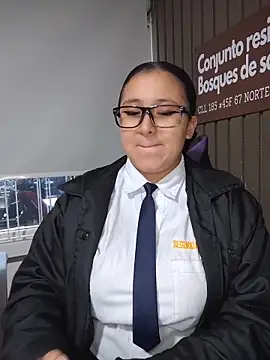 cute_penelope (F young) - zoom pussy+rub clitoris at work🤫shh