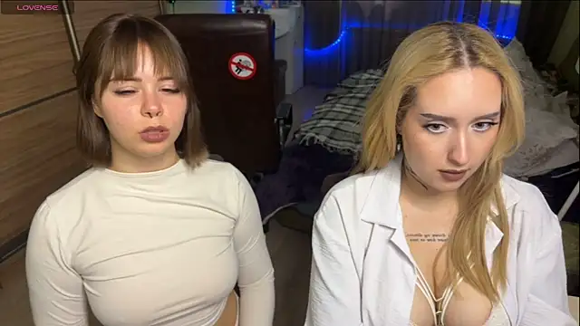xxx_sandra_ (G young) - naked nipples play