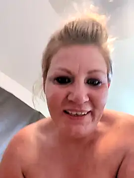 trippsgotlips (F milf) - Bra and panties off