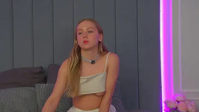 Watch Emi_Sterling live on EroticFlix - High definition streams