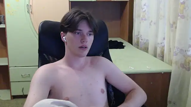 arthur___king (M twink) - take off t-shirt