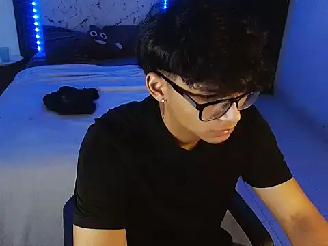 Mr_yisuzz live cam on StripChat