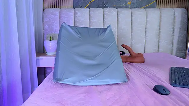mia_scot webcam