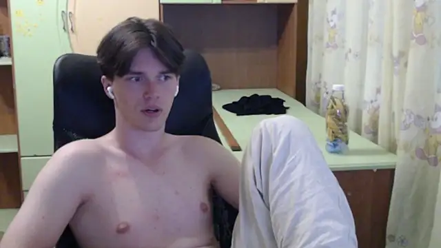 arthur___king (M twink) - take off t-shirt