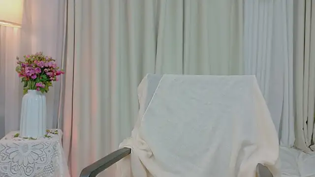 Watch Rosalie_han live on EroticFlix - High definition streams