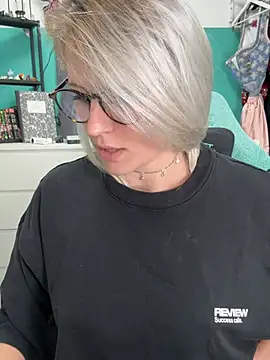 jessyley (F young) - pinch nipples