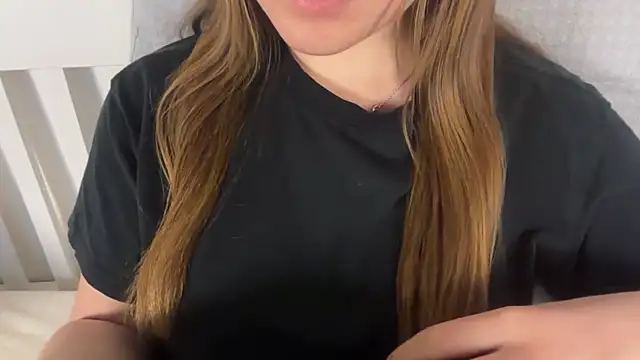 Watch Lucyschickt live on EroticFlix - High definition streams