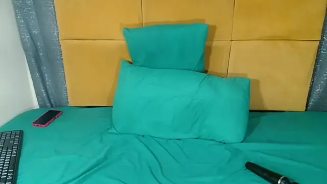 hugetitisxx's live room