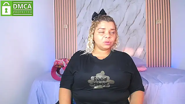 CasieBigtits webcam