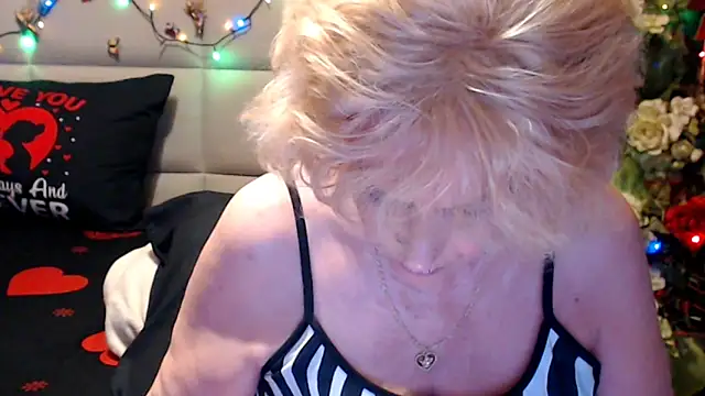 HappyWomanOn webcam