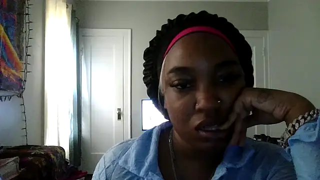 ptpom_lucc live cam on StripChat