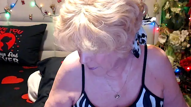 HappyWomanOn webcam