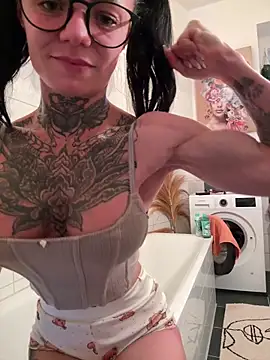 Watch SkinnyLilly live on EroticFlix - High definition streams