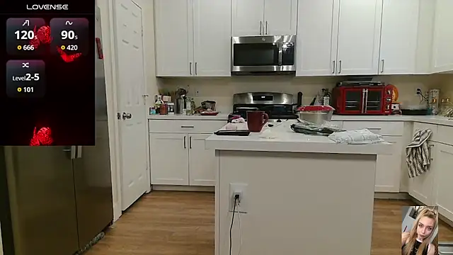 Blondiewithanass webcam