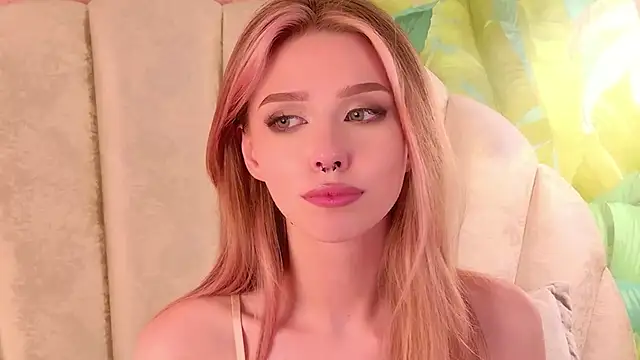 Sierra_Fane live cam on StripChat
