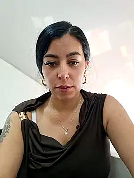 Luianna live cam on StripChat
