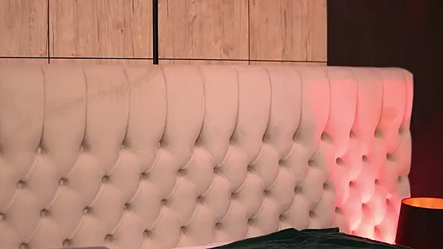 AlenaCapricious live cam on StripChat