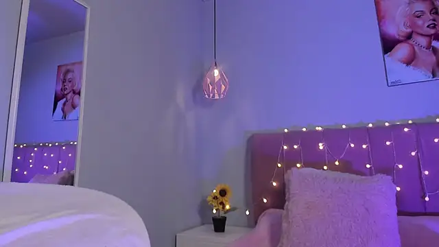 Watch ela_petit live on EroticFlix - High definition streams
