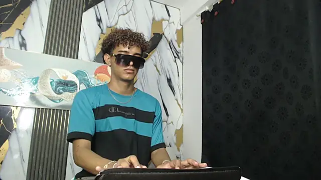 GOLDEN_2026 live cam on StripChat
