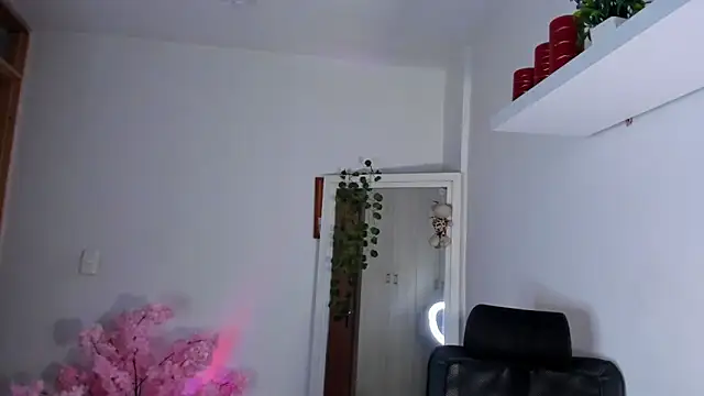 anniesofiia (F young) - open legs and finger your pussy