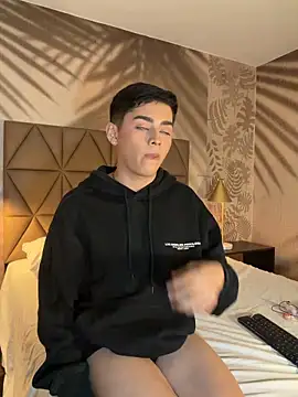 maxi_little (M young) - show ass close up