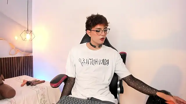 reneepaz (M twink) - show hard cock