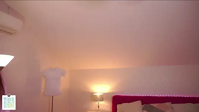 cassiemauzy (F teen) - take off my top and make my tits wet