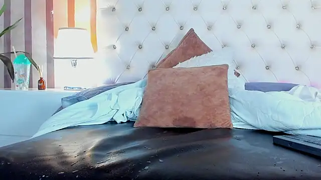 Mia-Stones webcam