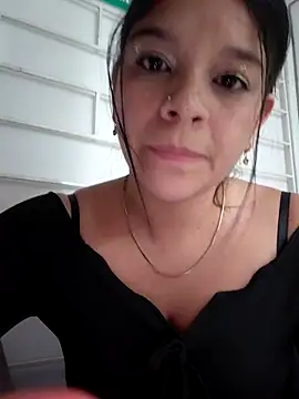 layla-daring (F young) - Tits out in the middle of the people