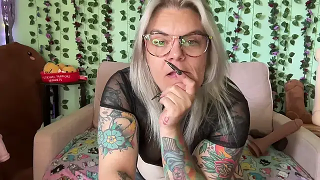 CherryBombBomb live cam on StripChat