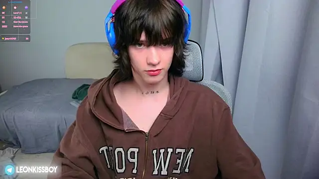 LeonBoykisser live cam on StripChat