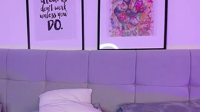 Nicolee_Saint live cam on StripChat