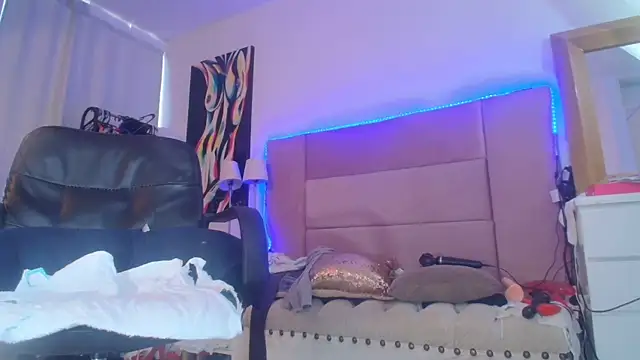 Watch lizzy_squirt live on EroticFlix - High definition streams