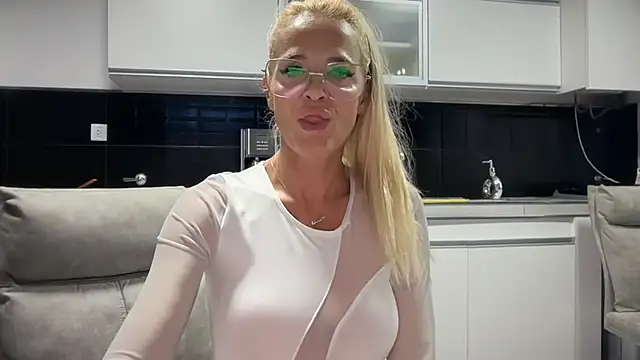 Watch Reyna63 live on EroticFlix - High definition streams