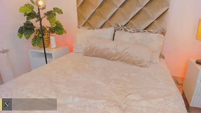 Watch malaia_hills live on EroticFlix - High definition streams