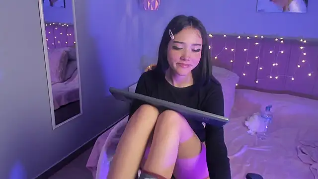 Watch ela_petit live on EroticFlix - High definition streams