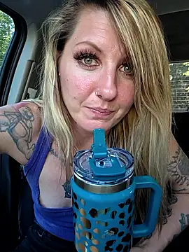 SheIsSomething webcam