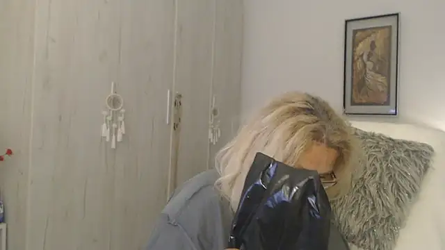 Divineblond webcam