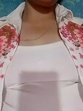 Gummiesu live cam on StripChat