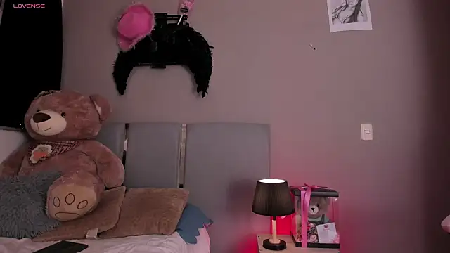 Zaray_star live cam on StripChat