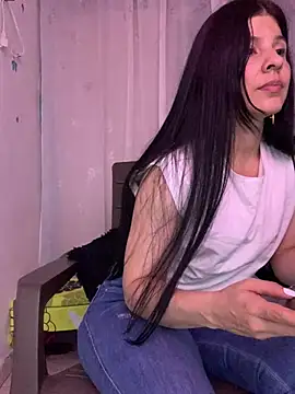 Watch Estefani_32 live on EroticFlix - High definition streams