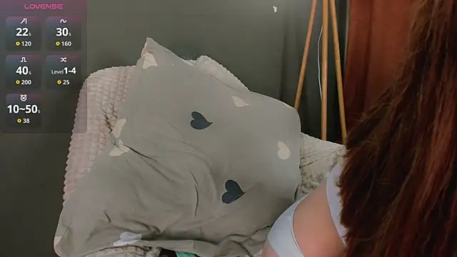 LeyaBloom live cam on StripChat
