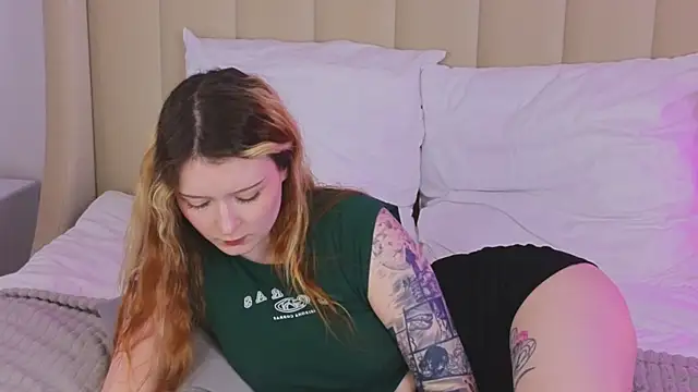 AlyssFrost webcam