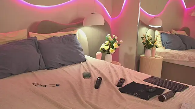 Nicole_Space live cam on StripChat