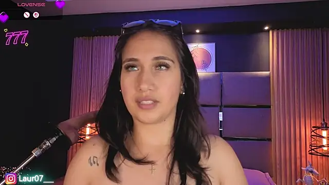 Lauroberts7 live cam on StripChat