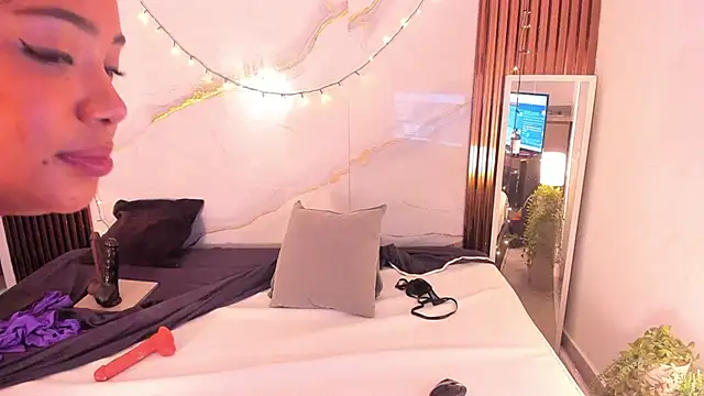 SaraApril_1 live cam on StripChat