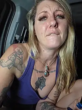 SheIsSomething live cam on StripChat